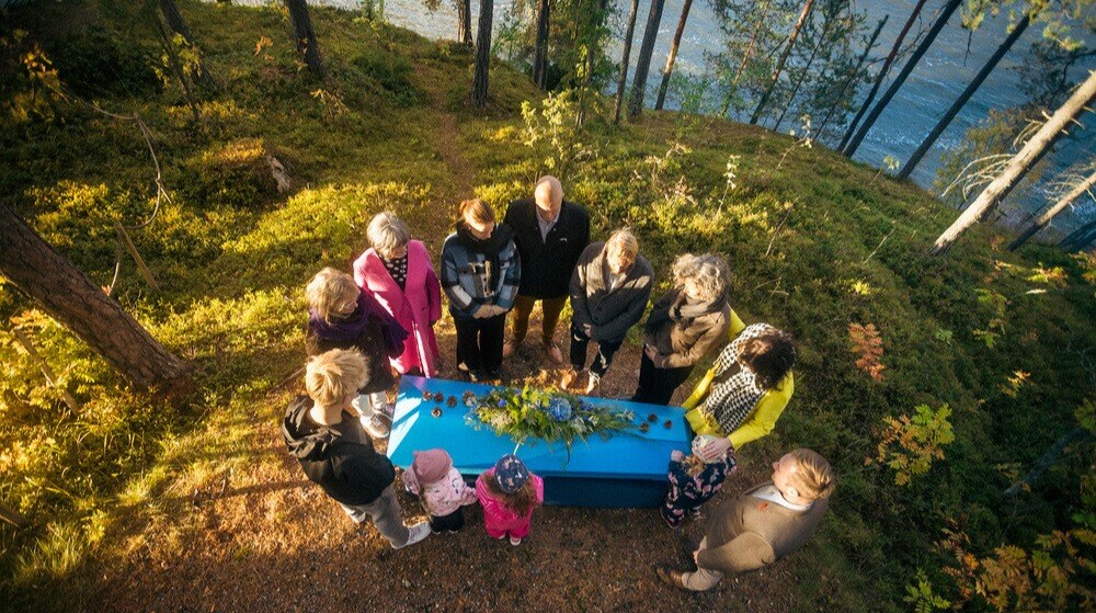 Kiitos_hautajaiset_arkulla-1